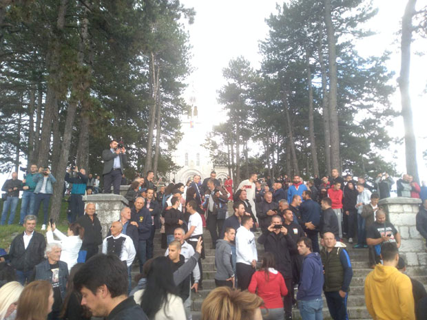 Никшићани славе ОСТРОШКОГ ЧУДОТВОРЦА: Епископ Јоаникије дочекан уз поздрав – НЕ ДАМО СВЕТИЊЕ! (ВИДЕО)